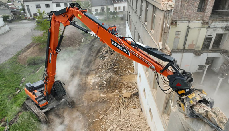 Снос бывшего объекта Tesla в Чехии осуществлялся с помощью экскаватора Develon DX380DM-7